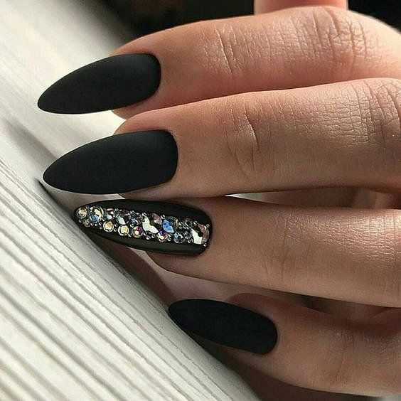 Черный маникюр на короткие ногти