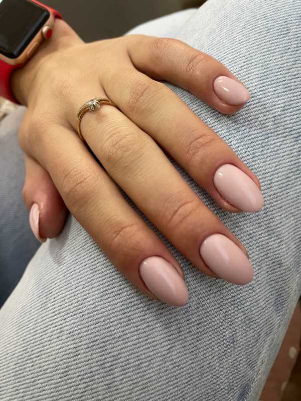 Преимущества нюдового маникюра миндаль